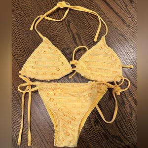 Yellow bikini set size medium -never worn!! 💛